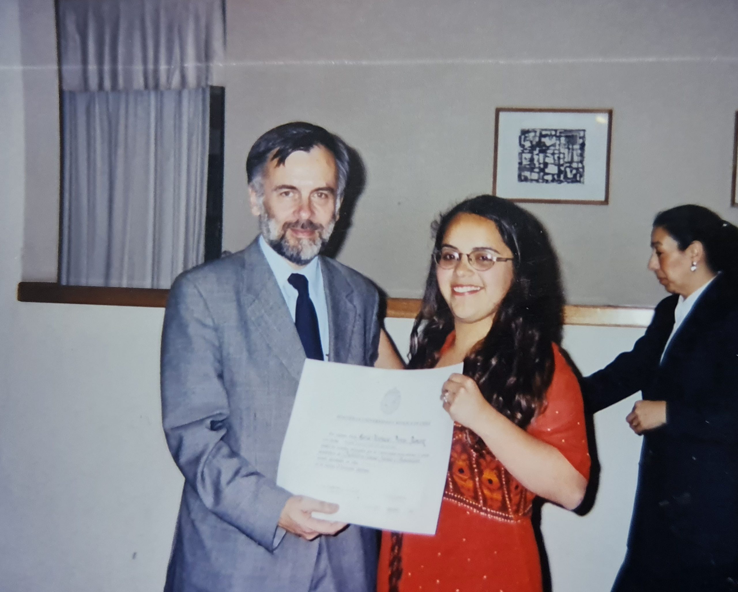 Verónica Provis (izquierda), recibe su diploma de Bachillerato en Ciencias Sociales