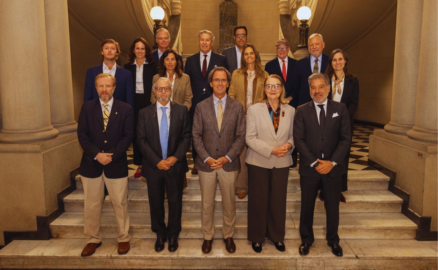 Fotografía del Directorio Friends UC junto a autoridades de la universidad