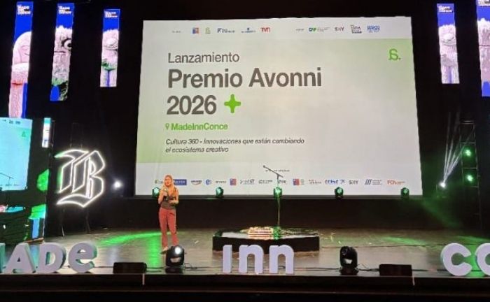 Fotografía de un escenario donde se proyecta en grande Premio Avonni 2026