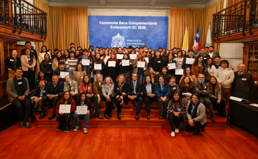 Fotografía de un grupo de personas en un auditorio detrás dice Beca Complementaria Endowment Uc 2026