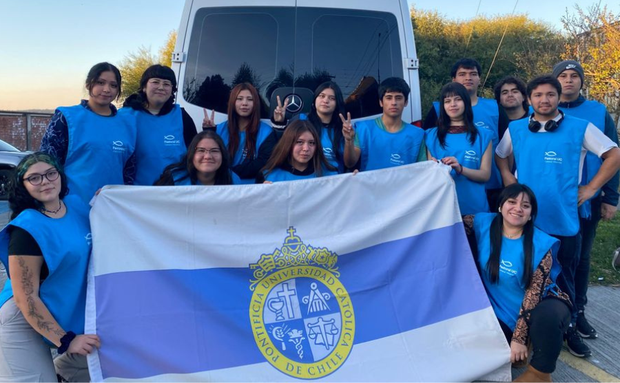 Fotografía de un grupo de jóvenes con la bandera UC