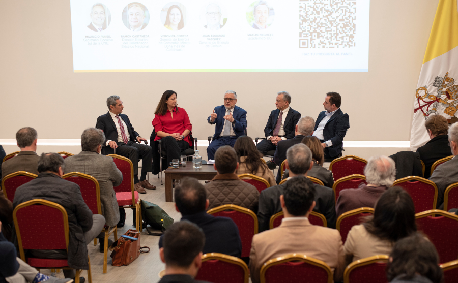 Fotografía de un panel de conversación frente a un público