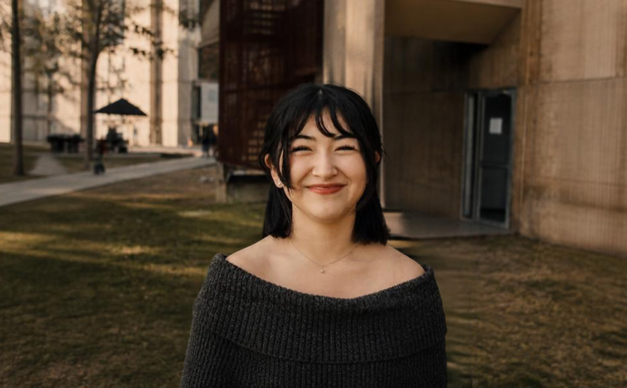 Fotografía de una mujer joven sonriendo